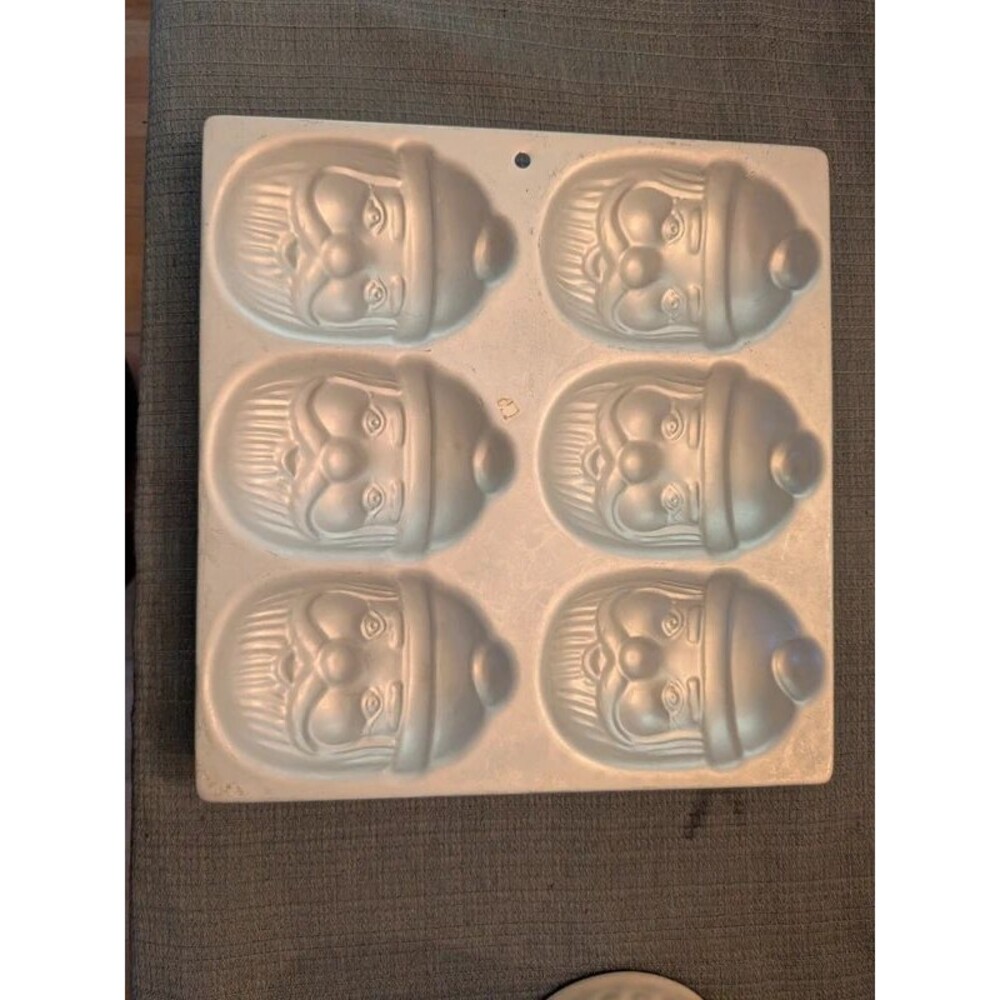 Vintage 1983 Wilton Santa Claus Cake Pan Mold 6 Cavity Christmas Retro Kitchen